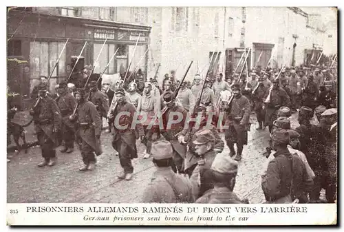 Ansichtskarte AK Militaria Prisonniers allemands ramenes du front vers l&#39arriere