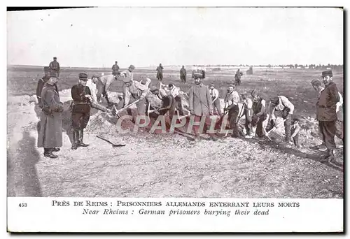 Ansichtskarte AK Militaria Pres de Reims Prisonniers allemands enterrant leurs morts