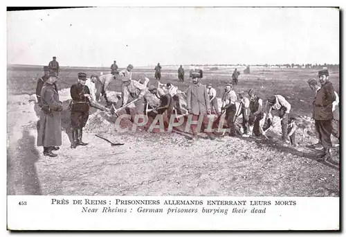 Cartes postales Militaria Pres de Reims Prisonniers allemands enterrant leurs morts