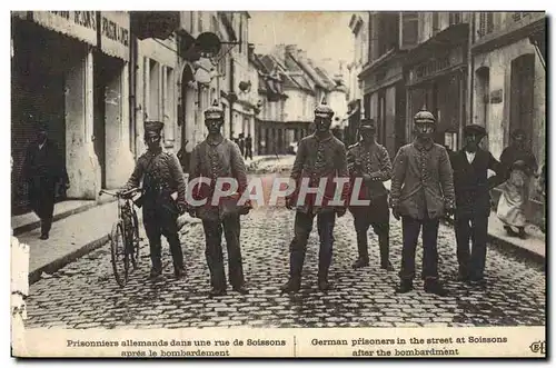 Cartes postales Militaria Prisonniers allemands dans une rue de Soissons apres le bombardement