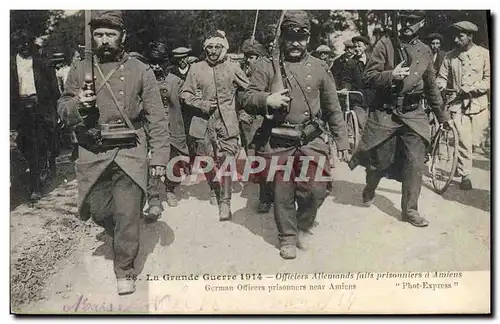 Cartes postales Militaria Officiers allemands faits prisonniers a Amiens