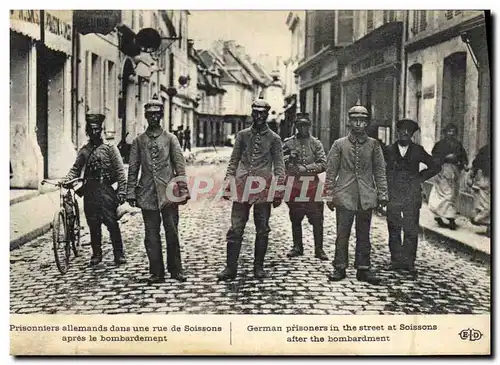 Ansichtskarte AK Militaria Prisonniers allemands dans une rue de Soissons apres le bombardement