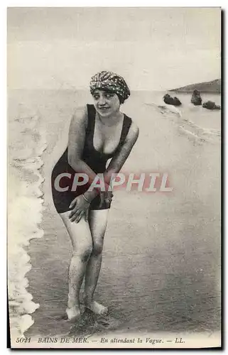 Cartes postales Folklore Maillot de Bains Femme En attendant la vague