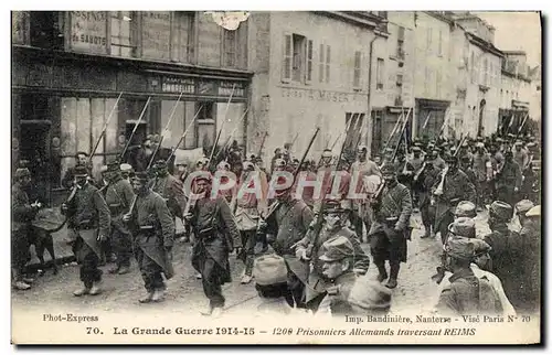 Ansichtskarte AK Militaria Prisonniers allemands traversant Reims