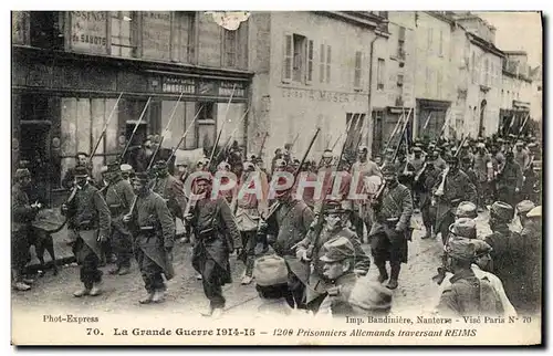 Cartes postales Militaria Prisonniers allemands traversant Reims