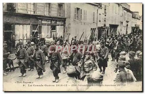 Cartes postales Militaria Prisonniers allemands traversant Reims