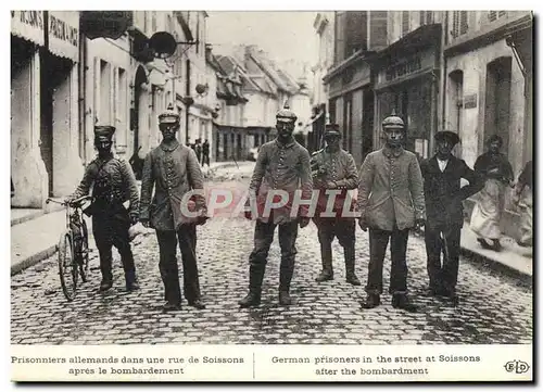Ansichtskarte AK Militaria Prisonniers allemands dans une rue de Soissons apres le bombardement