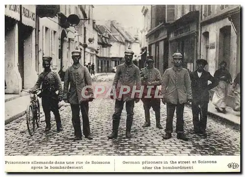 Cartes postales Militaria Prisonniers allemands dans une rue de Soissons apres le bombardement