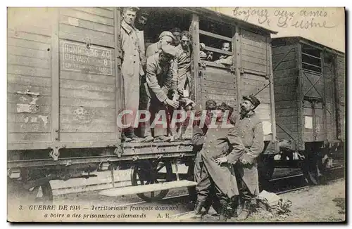 Ansichtskarte AK Militaria Territoriaux francais donnant a boire a des prisonniers allemands