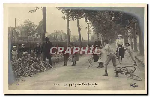 Ansichtskarte AK Fantaisie Enfant Velo Cycle La pelle du professeur