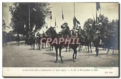 Ansichtskarte AK Alphonse XIII a Chalons SM le Roi pendant le defile