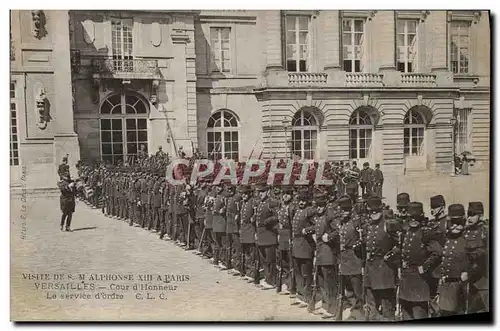 Ansichtskarte AK Visite de SM Alphonse XIII a Paris Versailles Cour d&#39honneur Le service d&#39ordre