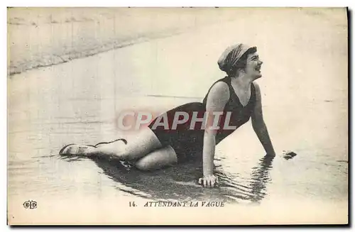 Ansichtskarte AK Fantaisie Femme Maillot de bain Attendant la vague