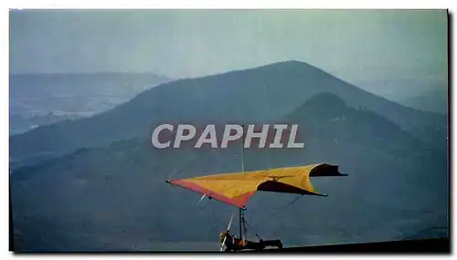 Moderne Karte Auvergne Deltaplane au dessus de la chaine des Domes