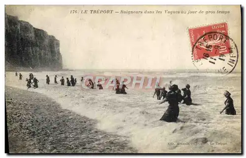 Ansichtskarte AK Le Treport Baigneurs dans les vagues un jour de gros temps Femme Maillot de bain