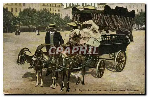 Cartes postales Attelage Lyon La voiture aux chevres place Bellecour Chevre TOP