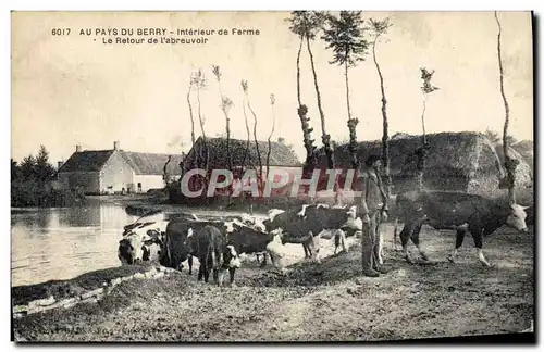 Ansichtskarte AK Folklore Au pays du Berry Interieur de ferme Le retour de l&#39abreuvoir Vaches