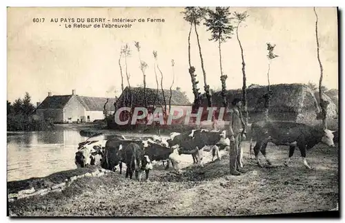 Cartes postales Folklore Au pays du Berry Interieur de ferme Le retour de l&#39abreuvoir Vaches