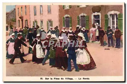 Cartes postales Folklore Sur la place du village La ronde