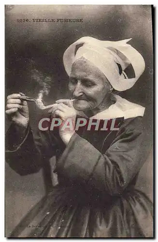 Cartes postales Folklore Vieille fumeuse