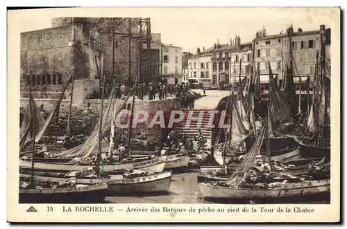 Ansichtskarte AK Bateau La Rochelle Arrivee des barques de peche au pied de la Tour de la Chaine