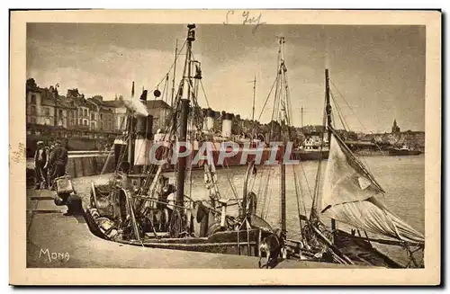 Cartes postales Bateau Dieppe L'avant port chalutiers et paquebots pres de la gare maritime
