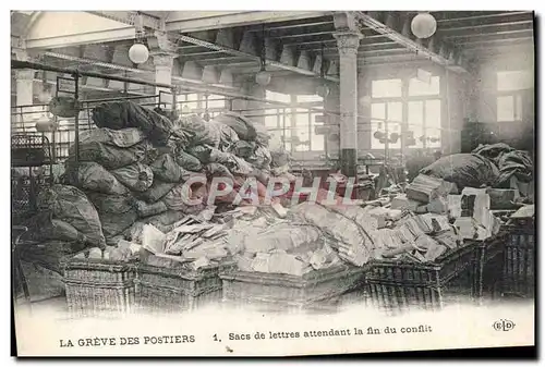 Cartes postales La greve des postes Sacs de lettres attendant la fin du conflit TOP