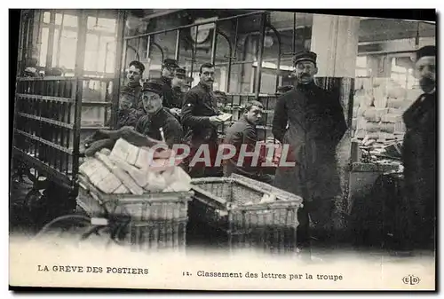 Cartes postales La greve des postiers Classement des lettres par la troupe TOP