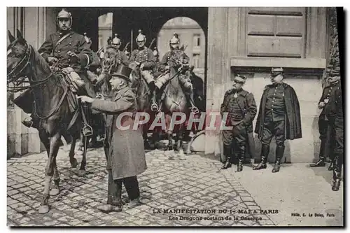 Ansichtskarte AK La manifestation du 1er Mai a Paris Les Dragons sortant de la caserne Militaria TOP