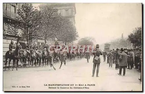 Cartes postales La manifestation du 1er mai a Paris Devant la caserne du Chateau d&#39eau
