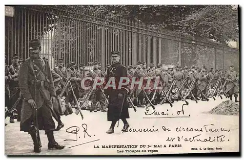 Ansichtskarte AK La manifestation du 1er mai a Paris Les troupes au repos Militaria