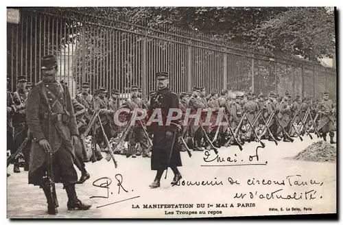 Cartes postales La manifestation du 1er mai a Paris Les troupes au repos Militaria