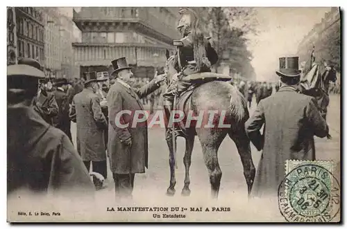 Ansichtskarte AK La manifestation du 1er mai a Paris Un estafette Cheval Militaria