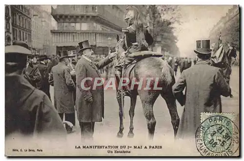 Cartes postales La manifestation du 1er mai a Paris Un estafette Cheval Militaria