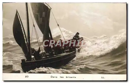 Cartes postales Bateau Dans les brisants