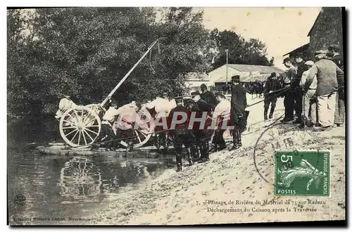 Cartes postales Militaria Passage de riviere du materiel de 75 sur radeau Dechargement du caisson apres la trave