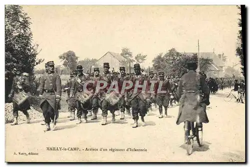 Ansichtskarte AK Militaria Mailly le Camp Arrivee d&#39un regiment d&#39infanterie Velo Cycle