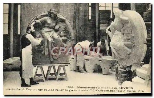 Ansichtskarte AK Poterie Ceramique Manufacture Nationale de Sevres Retouche et faconnage de bas-relief en gres Ce