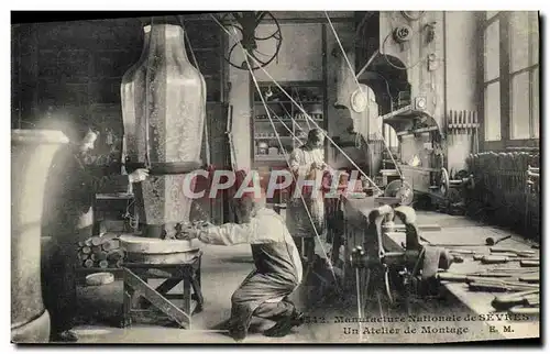 Cartes postales Poterie Ceramique Manufacture Nationale de Sevres Un atelier de montage