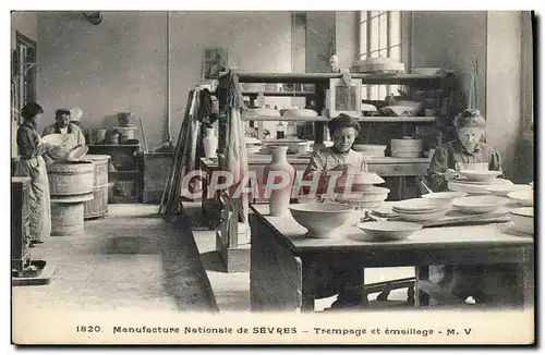 Ansichtskarte AK Poterie Ceramique Manufacture Nationale de Sevres Trempage et emaillage