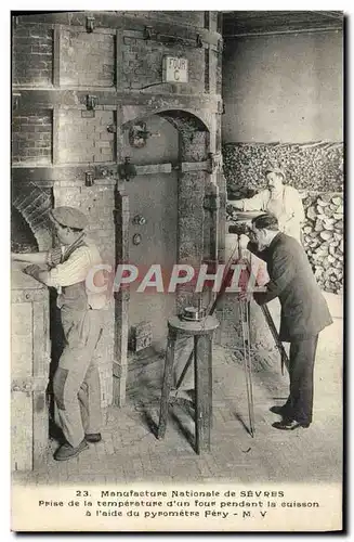 Cartes postales Poterie Ceramique Manufacture Nationale de Sevres Prise de la temperature d&#39un tour pendant c