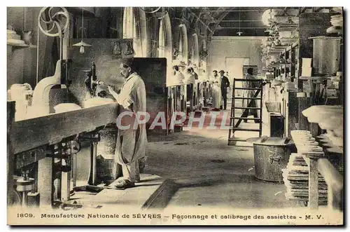 Cartes postales Poterie Ceramique Manufacture Nationale de Sevres Faconnage et calibrage des assiettes