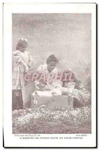 Ansichtskarte AK Photographie Paul Rabet L&#39arrivee de petite soeur en colis postal