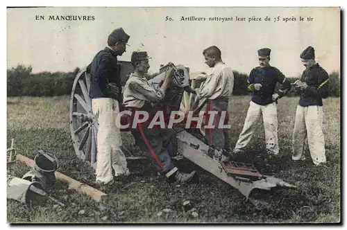 Cartes postales Militaria Artilleurs nettoyant leur piece de 75 apres le tir