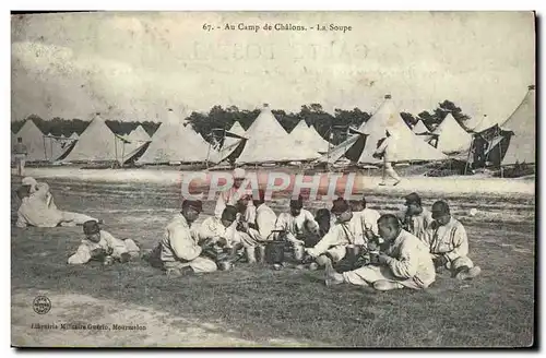 Ansichtskarte AK Militaria Au camp de Chalons La soupe