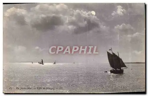 Cartes postales Bateau de peche En pleine mer Effet de nuages