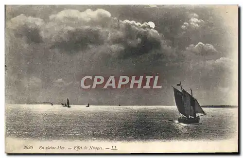 Cartes postales En pleine mer Effet de nuages Bateau