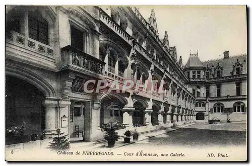 Ansichtskarte AK Chateau De Pierrefonds Cour D&#39Honneur Une Galerie