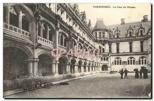 Cartes postales Pierrefonds La Cour Du Chateau