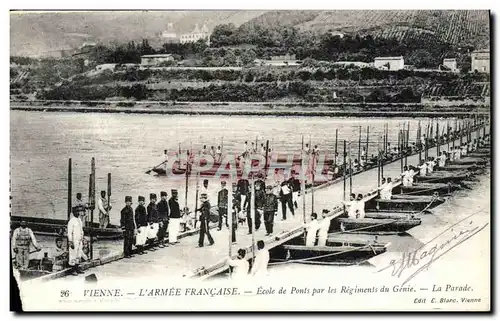 Ansichtskarte AK Vienne L&#39Armee Francaise Ecole de Ponts par les Regiments du Genie Militaria La parade